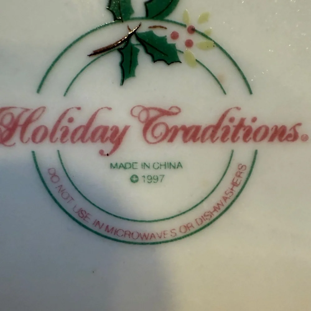 1997 Holiday Traditions Christmas Holiday Holly Berry Bowls Gold Trim Set of 3